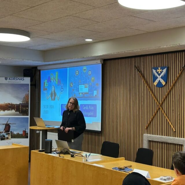 Eleverna i åk 6 bjöds in till kommungården och biblioteket fredagen den 14.11 för att delta i årets Påverka-dag.
Programmet pågick hela förmiddagen och utöver information och diskussion samlades elevernas åsikter om kommunens invånarbudget och ungdomsfullmäktiges verksamhet in. Elevernas egna tankar och förslag gällande pausrörelser under skoldagen och att träffa en erfarenhetsexpert och få prova på att använda rullstol i vardagen fanns också med i programmet 😊
Tack till alla som deltog i dagen!
Kommunens ungdomsverksamhet och bibliotek/projektet Biblioteksparlamentet 2