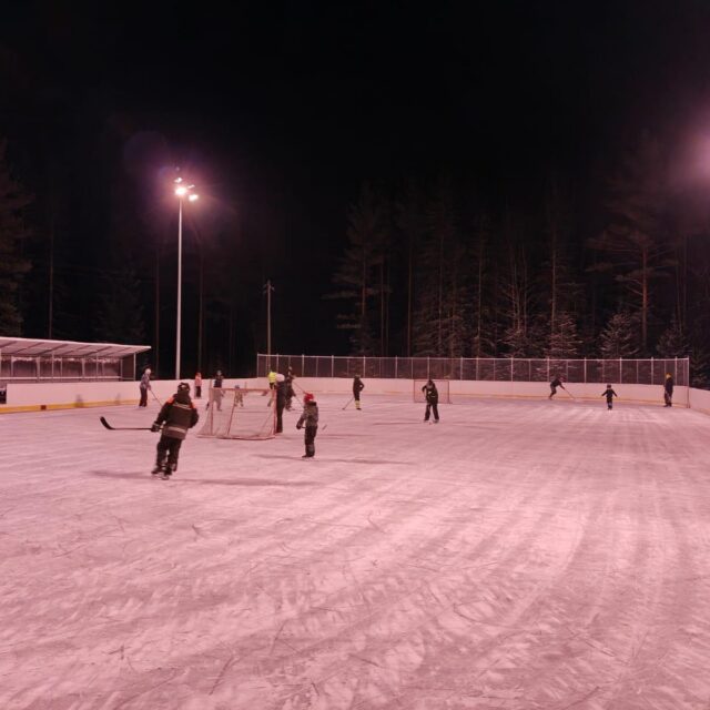 Våra rinkar i Korsnäs kommun har varit i flitig användning redan i flera veckor.

Kommunen har fyra rinkar – i Harrström, Korsnäs, Molpe och Taklax. Tack vara entusiastiska invånare har vi varje år tillgång till is så snart väderleken tillåter och i år har varit ett ypperligt år. Det är glädjande att rinkarna används flitigt dagtid av daghem och skolor och på helger och kvällstid samlas olika åldrar för att åka och spela tillsammans. Kom ihåg hjälmen!

Stort tack till alla talkodeltagare som gör detta möjligt och tack till alla ivriga skridskoåkare!