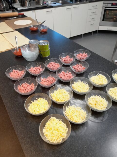 Pizza, pingis och Uno/No Mercy med ungdomarna i kväll 😄