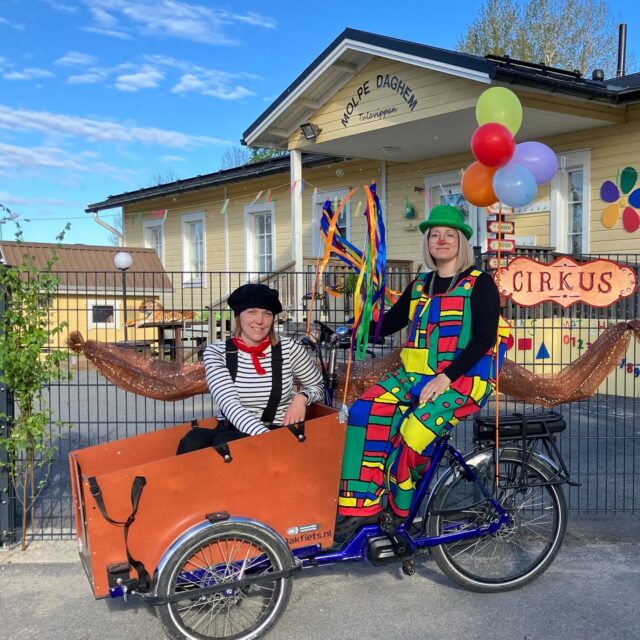 Idag är det cirkus på Tulavippan. En vårfest för barnen och personalen avslutar detta verksamhetsår och Tulavippans gård har förvandlats till en cirkus. Som en del av dagens program ingår cykling i dagiscykeln med en clown.