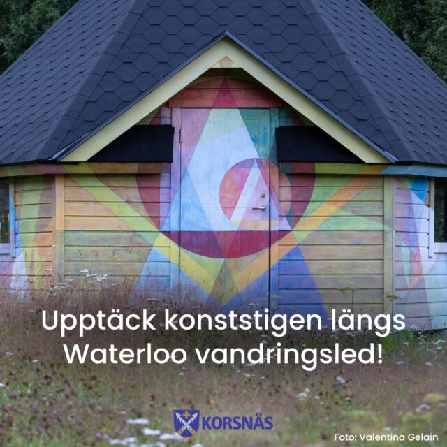 Nu kan du besöka en ny konststig längs Waterloo vandringsled! Konststigen är skapad av Bekim Hasaj och Valentina Gelain och går att se mellan 10.8 - 30.9 2026. 🌿🖌
Konstnärsduon beskriver konststigen så här:
"På den första sträckan av Waterloo naturled kan du stöta på installationer som utforskar abstrakt konst och den omgivande miljön. "Natur till geometri" presenterar målningar och skulpturer av konstnären Bekim Hasaj, samt textkonst av Valentina Gelain. Du hittar konstverken längs stigen, och skyltar längs stigen vägleder dig. Skyltarna kan öppnas och läsas."
Söndagen den 16 augusti kl 12.00 ordnas en presentation av konststigen. Då har du chans att utforska konstverken tillsammans med konstnärerna! De kommer att berätta om projektet och konstverken. Evenemanget börjar framför den nya väggmålningen på parkeringsområdet. Välkommen!
Konststigen är en del av ett projekt för att utveckla samtidskonst och offentlig konst i landsbygds- och naturområden i Österbotten. Projektet stöds av Etelä-Pohjanmaan Rahasto, Svensk-Österbottniska Samfundet, Svenska Kulturfonden och Korsnäs kommun.