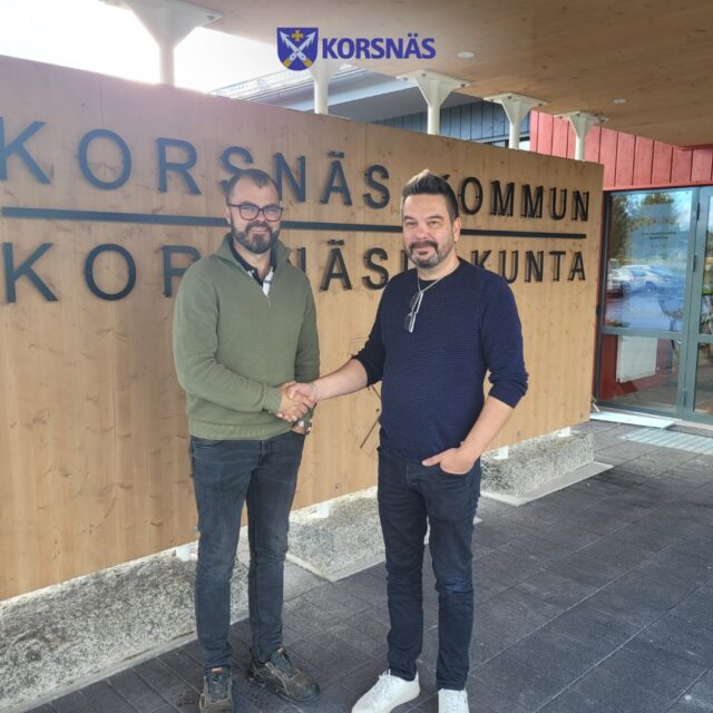 Idag undertecknades entreprenadavtalet för infra till Tavastland detaljplaneområdet i Molpe.
Korsnäs kommun har i sitt investeringsprogram budgeterat medel för projektet som pågår 2026 – 2027, huvudentreprenör blev efter upphandling J-P Revahl Ab/Oy och arbetet på området ska vara klart i slutet av maj månad 2027.
På bilden VD:n för J-P Revahl Ab/Oy Jens -Patrik Revahl och Korsnäs kommuns tekniska chef Ulf Granås.
---------
Tänään allekirjoitettiin urakkasopimus Molpen Tavastlandin asemakaava-alueen infrarakentamisesta.
Korsnäsin kunta on varannut investointiohjelmassaan määrärahat vuosina 2026–2027 toteutettavaa hanketta varten. Kilpailutuksen jälkeen pääurakoitsijaksi valittiin J-P Revahl Ab/Oy, ja alueen rakennustöiden on määrä valmistua toukokuun 2027 loppuun mennessä.
Kuvassa J-P Revahl Ab/Oy:n toimitusjohtaja Jens-Patrik Revahl ja Korsnäsin kunnan tekninen johtaja Ulf Granås.